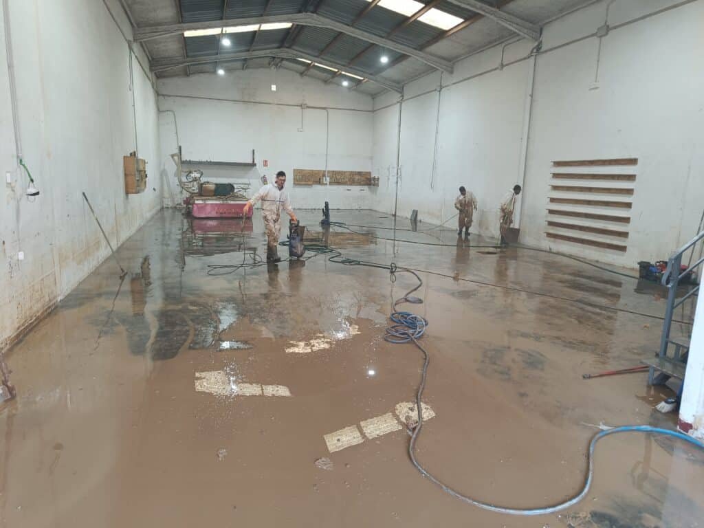 Limpieza de nave afectada por la DANA en Catarroja Valencia